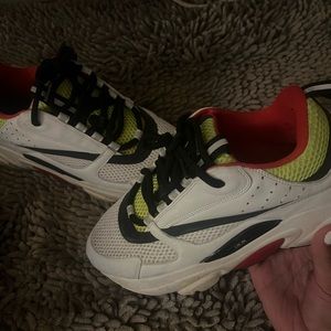 dior b22s size 40 easy clean and very comfortable